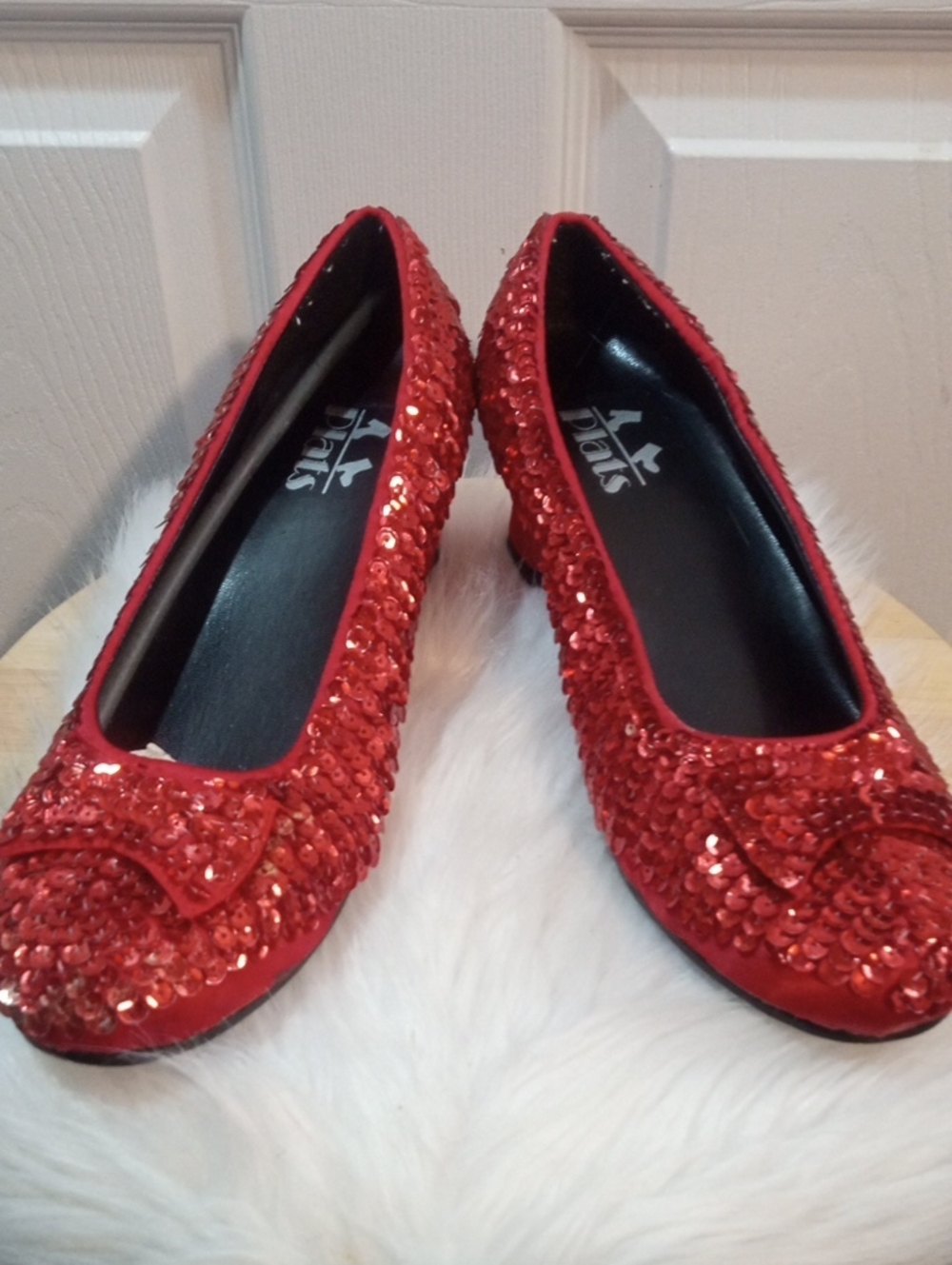 PLATS: RED SEQUINED SHOES - Picture 1 of 10
